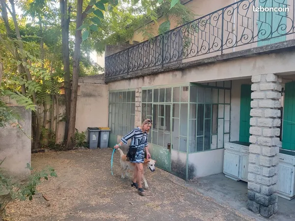 Maison de ville sur 550m2 jardin. Cour. Garage et dependance. Potentiel