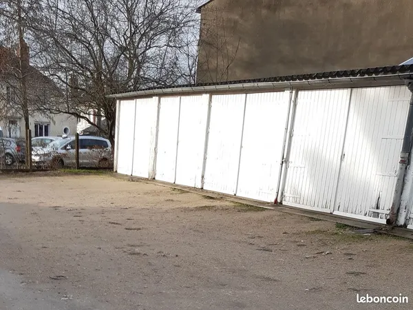 Loue Garage fermé 15m2 Orléans Nord