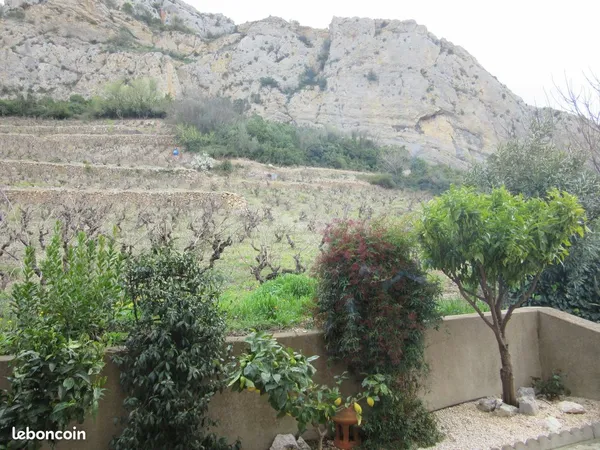 Grande maison en pierres avec terrain et garage