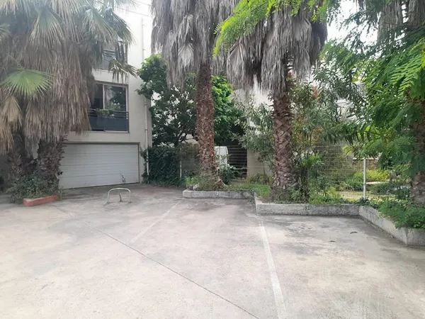 Emplacement de parking extérieur sécurisé