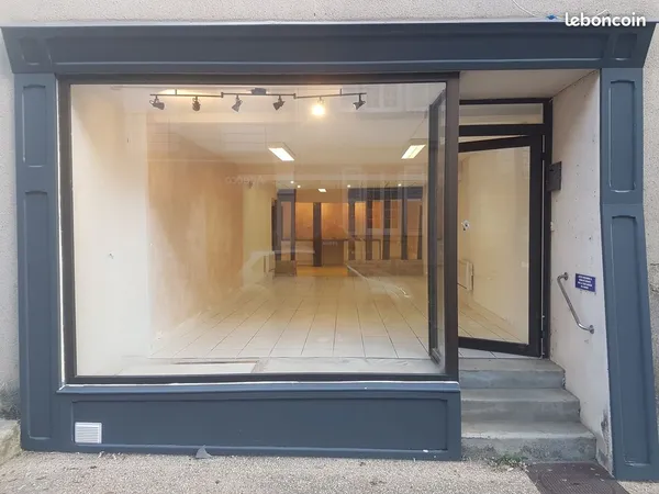 Local commercial dans rue passante de 80m²