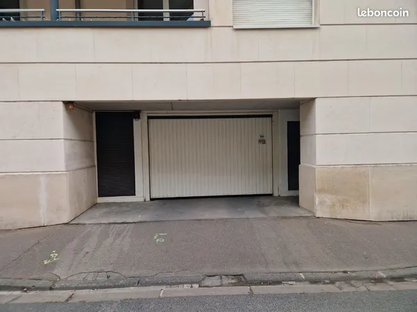Parking ( box fermé ) hyper centre dans résidence sécurisée