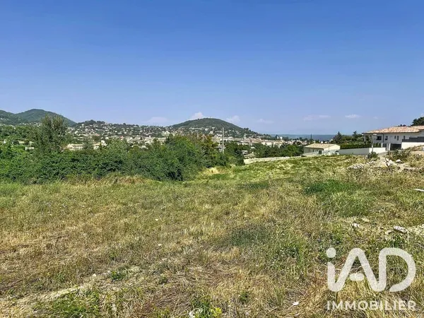 Terrain constructible 681 m²