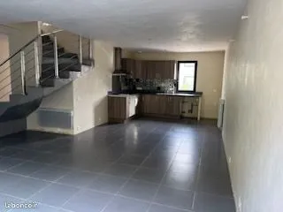 Maison Location Jouques 5p 130m² 1350€
