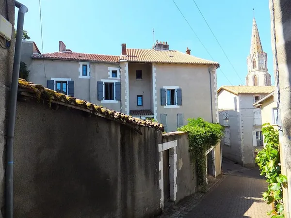 Maison historique avec jardin à vendre centre de Confolens