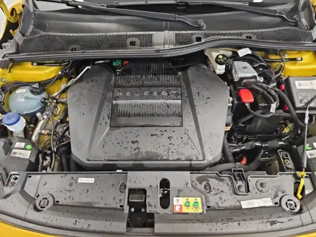 Peugeot 208 e- 136ch gt — photo 10