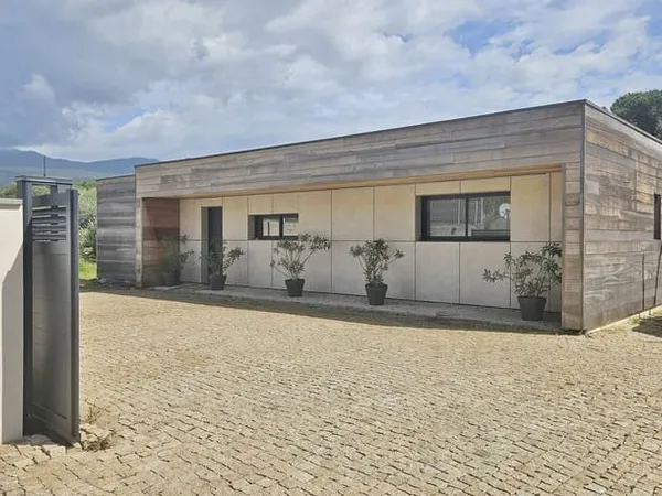 RIVE SUD PORTICCIO AGOSTA Superbe villa récente avec piscine