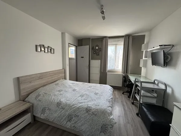 NOUVEAUTÉ - CHAMBRE MEUBLÉE CHEZ L'HABITANT - AU CALME :