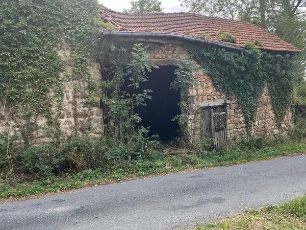 Maison en pierre à rénover sur 3 parcelles avec grange, remise, et terrain 981m2