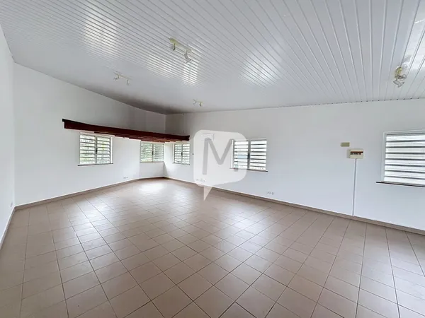 Dpt (Guyane) , à louer CAYENNE bureau de 63 m² au 1 er étage