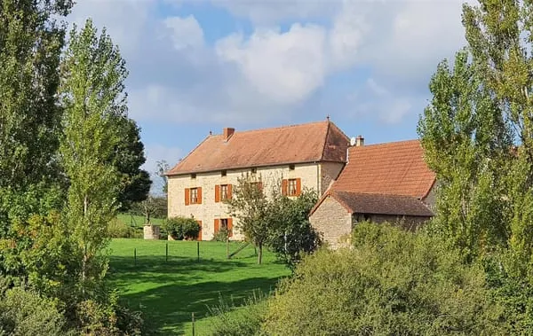 BELLE ET GRANDE DEMEURE RURALE AU MILIEU DU BOCAGE