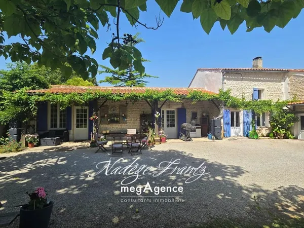 Maison 173 m² avec studio indépendant, piscine et 2 garages - Essouvert 17400
