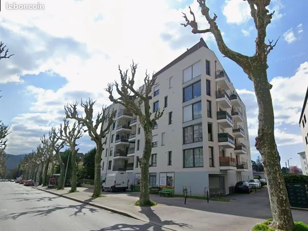Box fermé dans garage sécurisé
