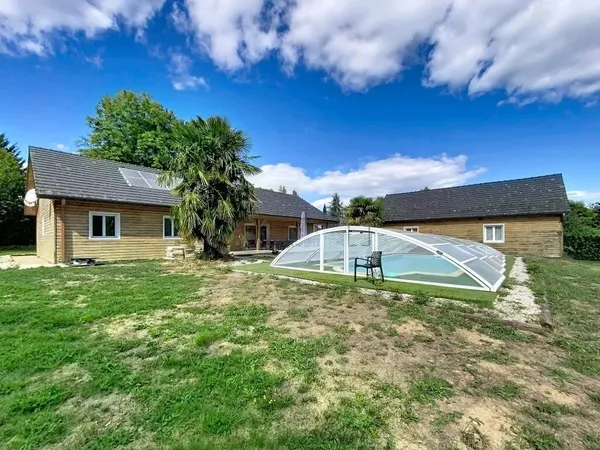 Ensemble immobilier avec logement indépendant, piscine et grand garage