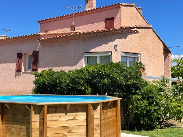 **Maison INDIVIDUELLE 4 pièces - 3 Chambres (130m²) ** Jardin + Piscine** Stationnement & Garage ** 