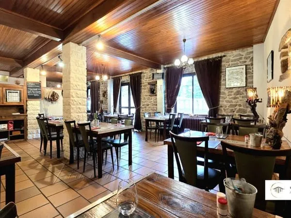 BAR / RESTAURANT AVEC LICENCE IV MURS + FONDS + APPARTEMEN
