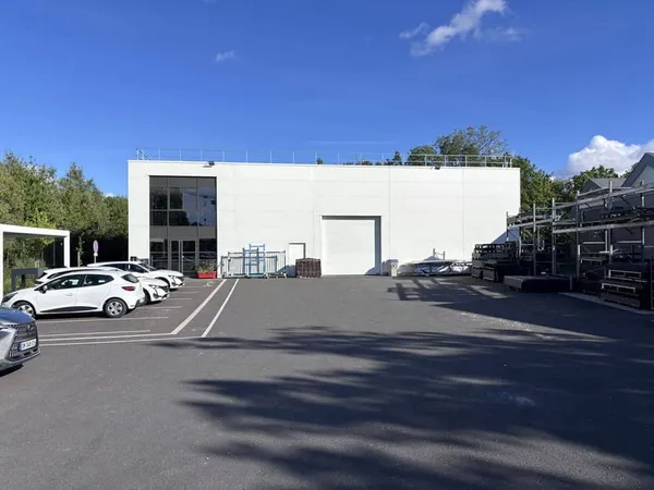 Local d'activité 827 m²