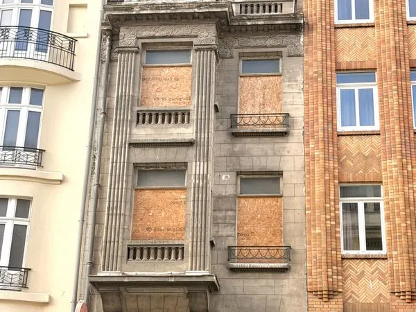 Plateaux bruts dans un immeuble de standing au pied des gares