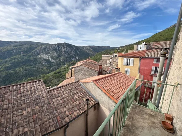 BOUYON, Belle maison de village traversante et lumineuse de