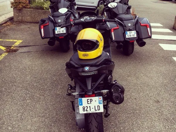 Place moto ou scooter dans un box
