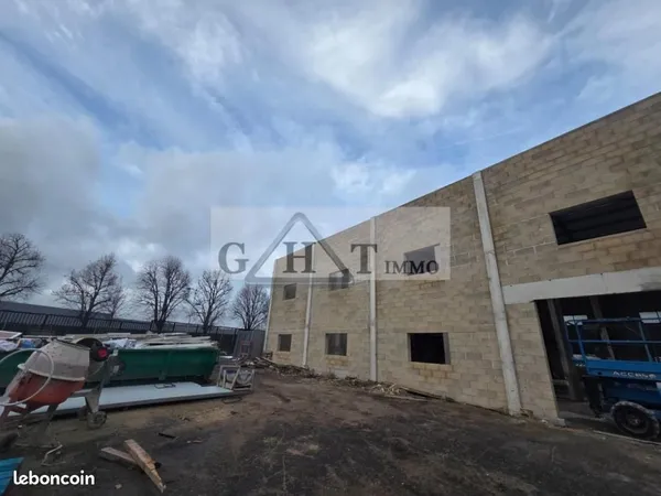 Local industriel 730 m²