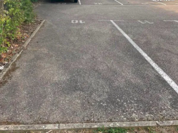 Place, parking extérieur 15 m²