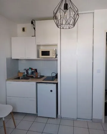 A louer studio meublé 17m2 aux angles pour etudiant dans petite résidence avec place de parking dans