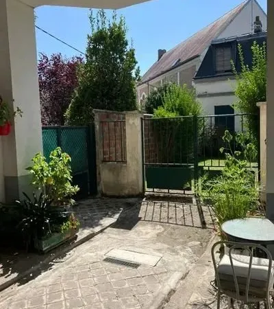 Agréable studette pied à terre proche RER E et toutes commodités (négociable)