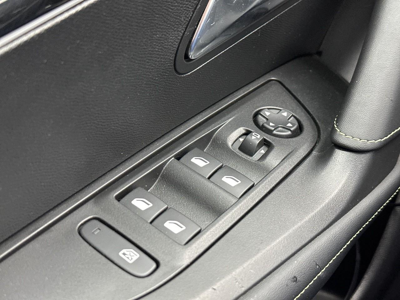 Peugeot 2008 hybrid 136 e-dcs6 gt — photo 16