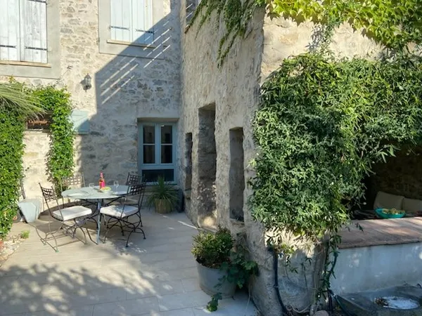 Lagrasse - occasion rare d'acquérir une élégante maison en pierre rénovée, avec un agréable jardin a