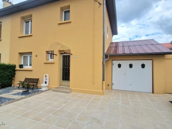 Maison 3 chambres avec véranda, double garage, terrasse et jardin aux portes des frontières !