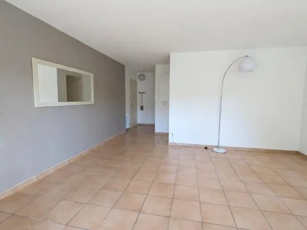 Appartement RDC T2 avec terrasse et parking privé - Libre de suite - Nîmes