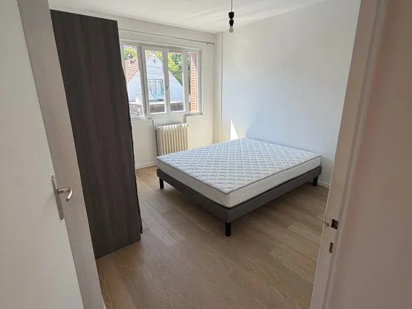 Maison - Appartement - meublé de 68 m² rénové avec terrasse, cour privative, climatisation, garage e
