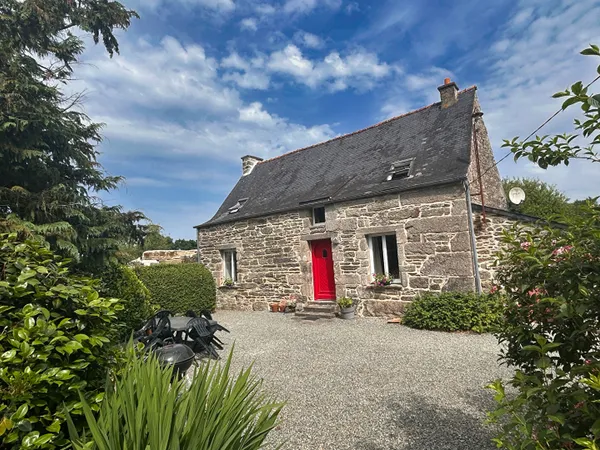 CÔTES D'ARMOR: Kergrist-Moëlou. Deux maisons de caractère avec piscine, terrain de 7500m2 et potenti