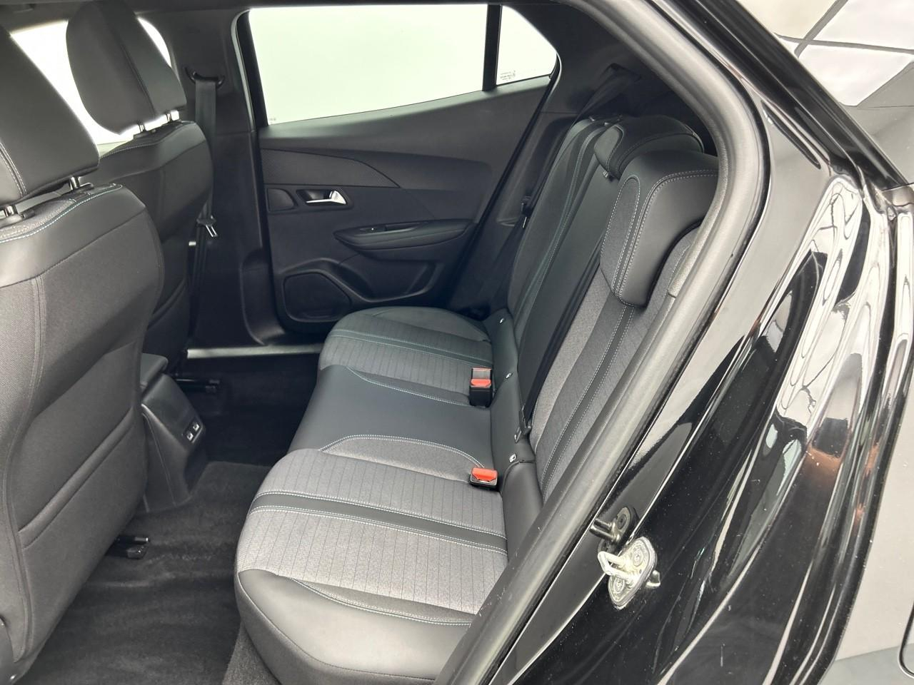 Peugeot 2008 puretech 130 s&s eat8 allure pack — photo 13