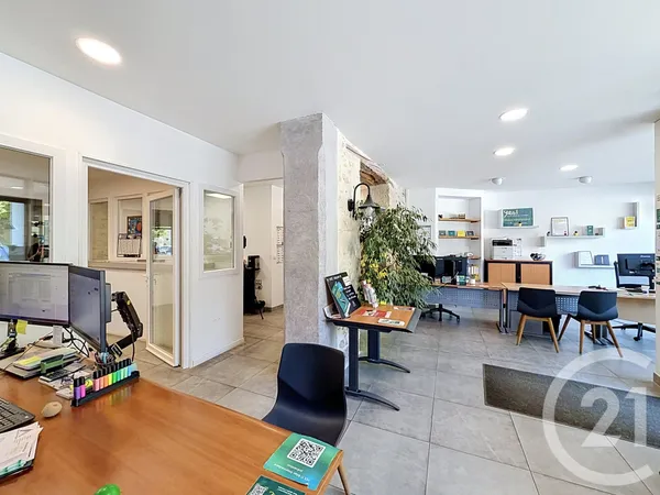 Local 222 m²