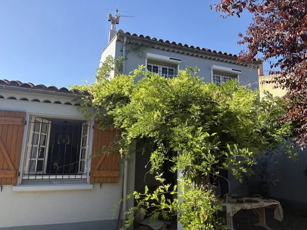 Maison avec grand jardin et garage