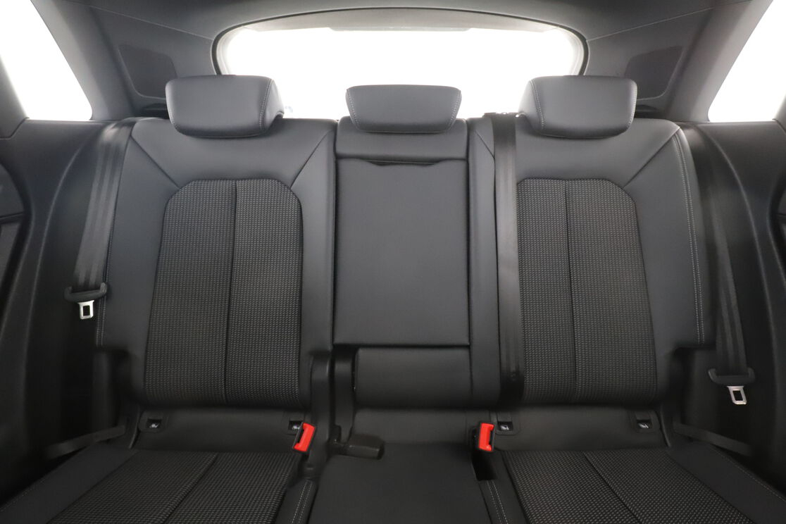 Audi Q3 45 TFSIe S Line S Tronic — photo 14