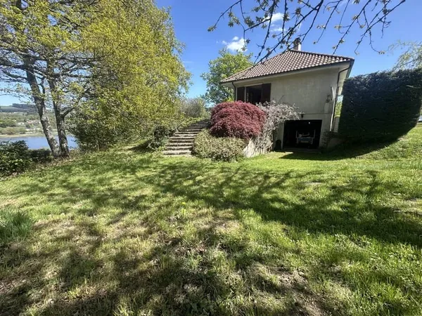 Maison avec vue sur le plan d'eau