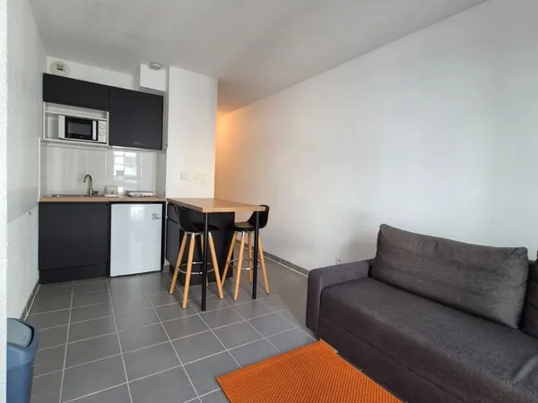 Studio refait à neuf - loué meublé Ascenseur