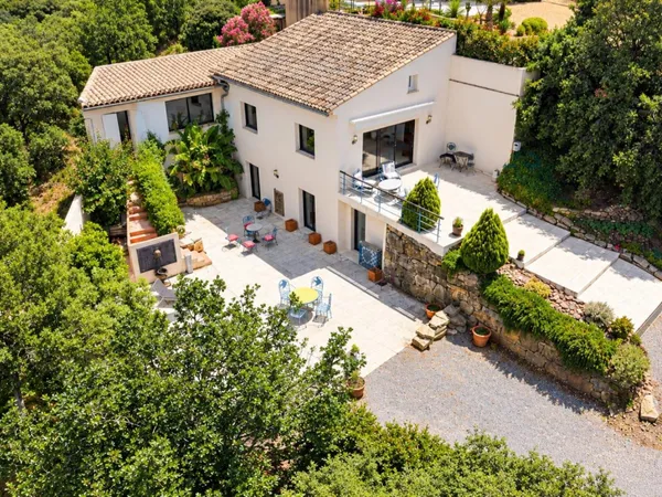 Exclusivité à Cogolin : villa sur 9 000 m²
