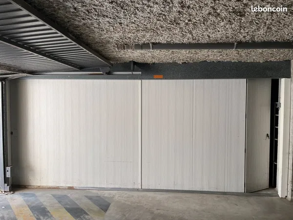 Grand garage fermé