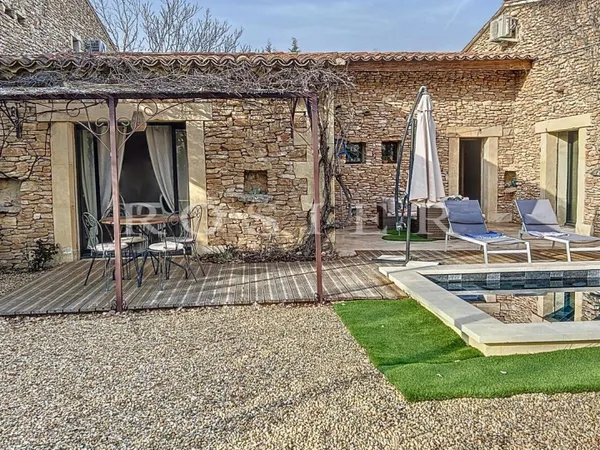 Maison ancienne en pierres de 81 m² à vendre à Gordes avec pisci