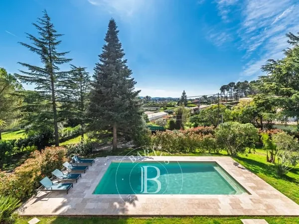Villa de prestige entièrement rénovée à Valbonne