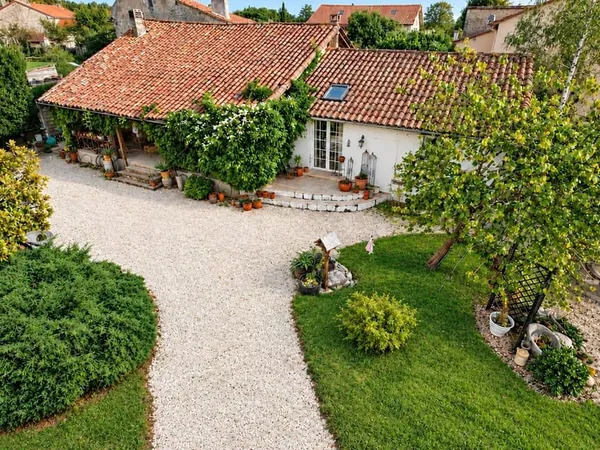 Maison charmante avec piscine, proche Neuvic sur l'Isle