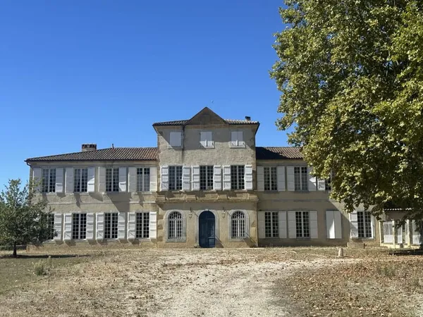 Superbe Chateau du 19°s avec 70 ha et Vue sur les Pyrénées