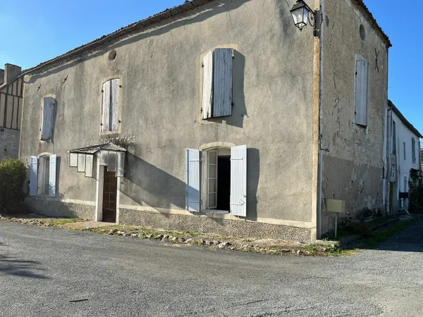 Dans un joli village de Dordogne, maison en pierre à rénover, grande surface habitable