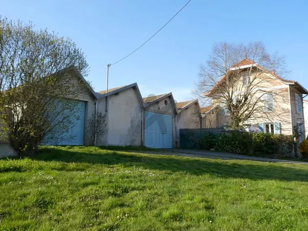 Ancienne usine de tissage avec habitation et terrain constru