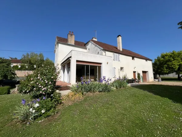 Maison familale spacieuse au calme avec terrain