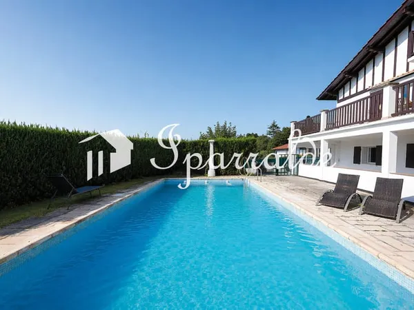 Exclusivité Entre mer et montagnes, une propriété unique a